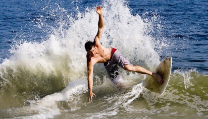 海星体育平台：浙江新援米特里策受伤坚持奋战，1射1传助球队逆转胜局